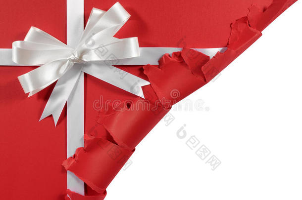 圣诞节或生日白色缎子礼品丝带蝴蝶结在撕开的红纸背景