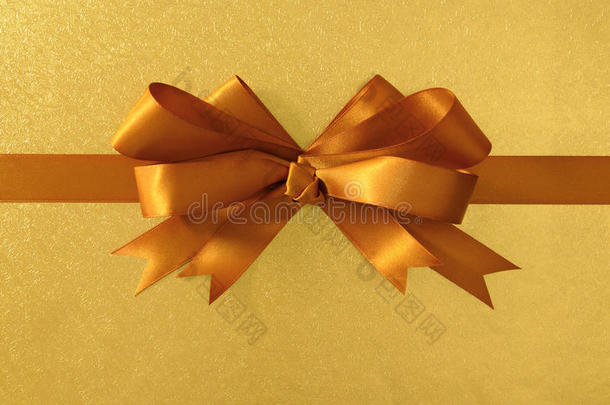 金色礼品蝴蝶结带，闪亮的金属箔纸背景，水平