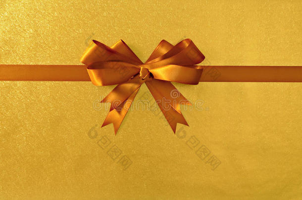 金色礼品蝴蝶结丝带，闪亮的金属箔纸背景，直线水平