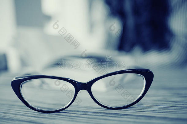 木桌上的眼镜