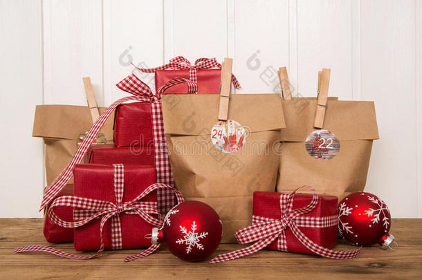 手工制作的红色圣诞礼物和袋子。