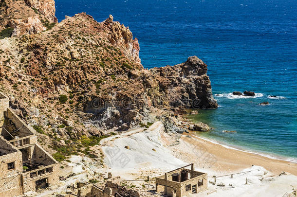 海滩附近废弃的硫磺矿山，米洛斯岛，塞克莱德，希腊