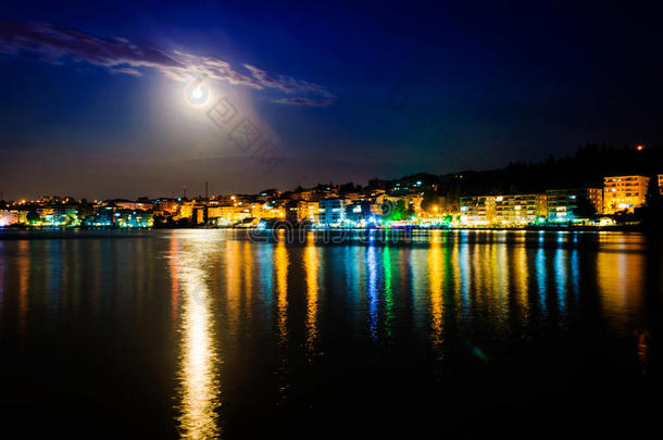 史诗满月夜景