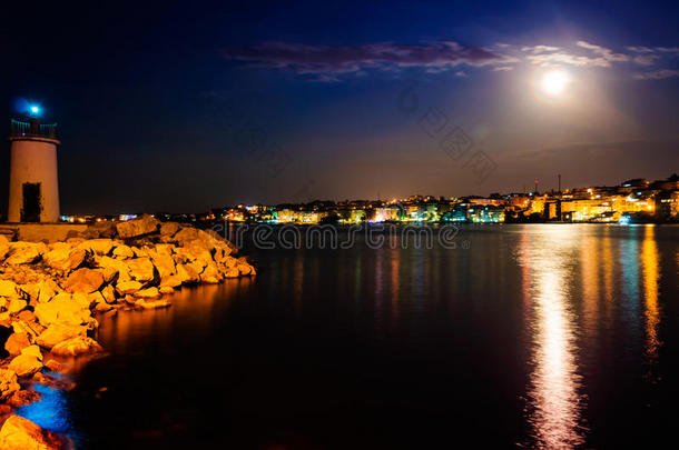 史诗满月夜景