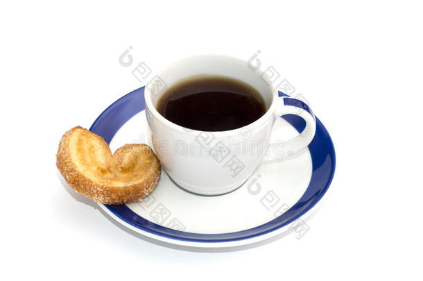 咖啡在带蓝色边框和一份饼干的碟子上