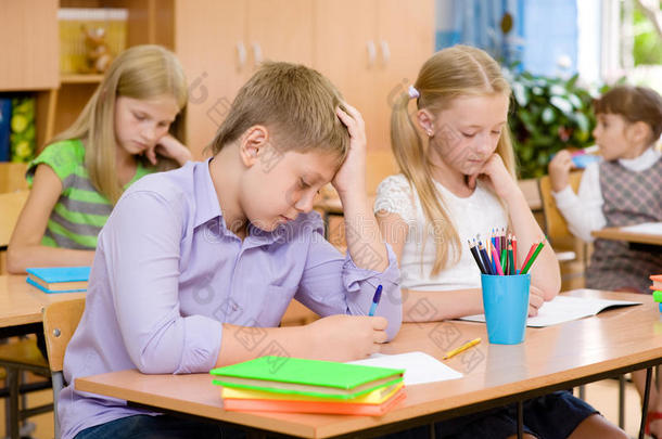 一群小学生在课堂上参加考试