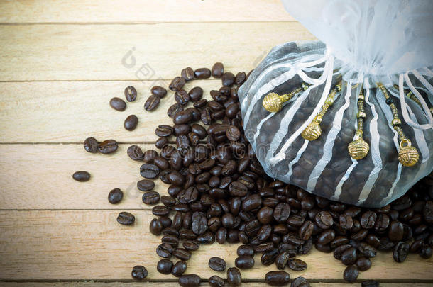 咖啡豆和装饰白色麻袋在木材背景