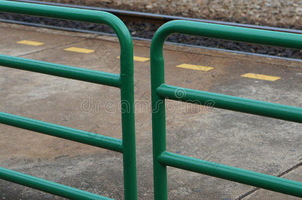 绿色金属栅栏和<strong>黄色虚线</strong>