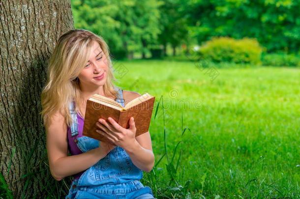 在公园里有一本好书的女学生