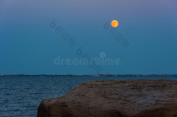 2015年阿塞拜疆里海的<strong>月亮</strong>月出