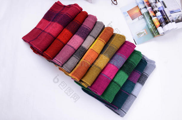 不同颜色的羊绒围巾折叠在一起