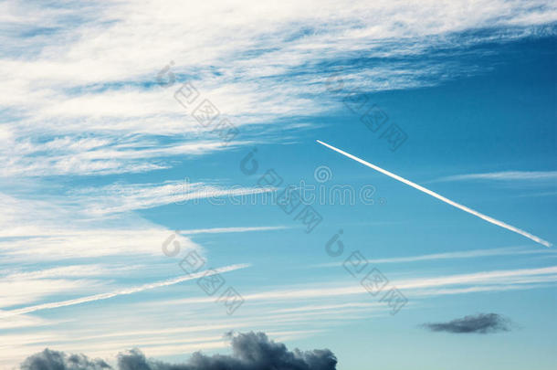 蓝天和飞机的痕迹