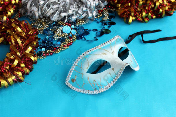 蓝色嘉年华面具蓝色背景与节日装饰。