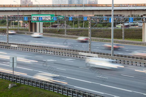 车辆在四车道公路上的模糊移动，夏日