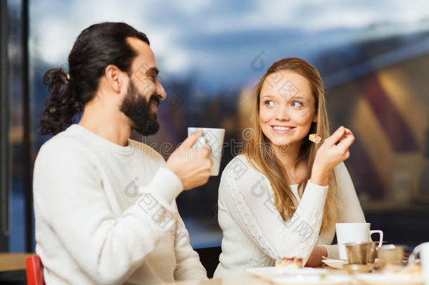 幸福的情侣相聚，喝茶或喝咖啡
