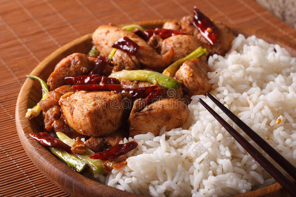 中国菜：功夫鸡和米饭特写。 水平的
