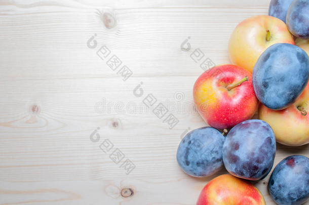 木制桌子上新鲜的各种水果