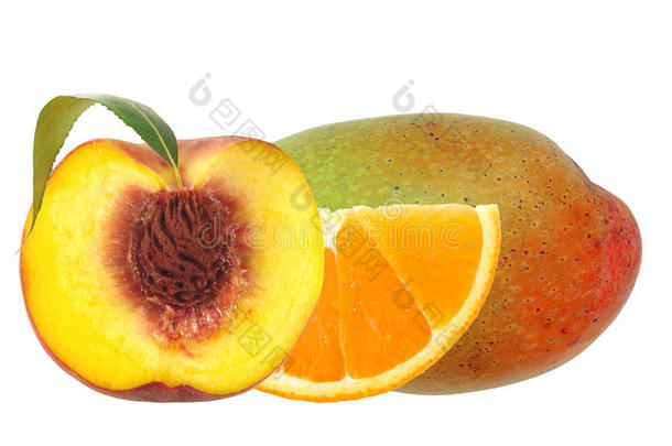 新鲜桃子；橙色和芒果果实分离在白色