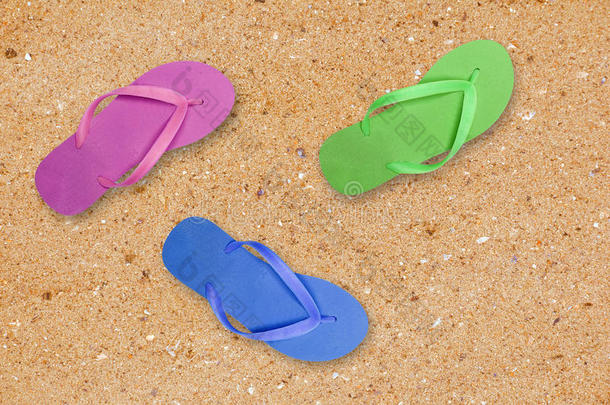 五颜六色的<strong>沙滩鞋</strong>在黄沙上
