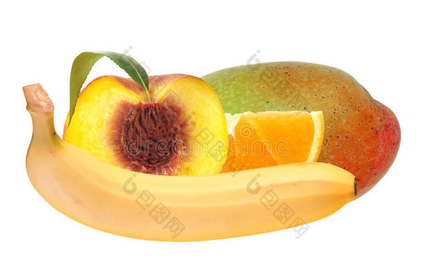 新鲜<strong>桃子</strong>；香蕉、橘子和芒果<strong>果实</strong>分离在白色上