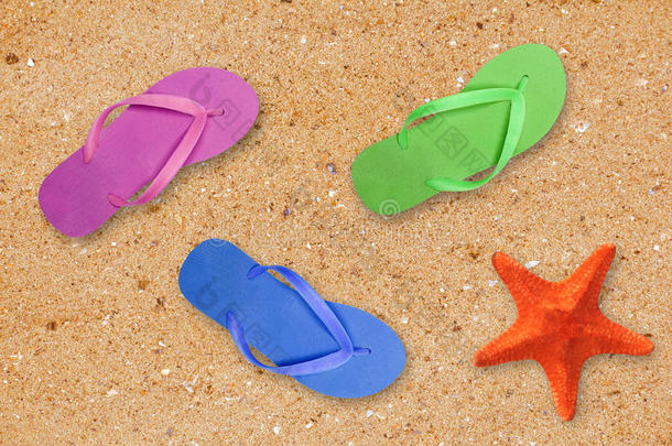 <strong>沙滩鞋</strong>和海星在黄沙背景下