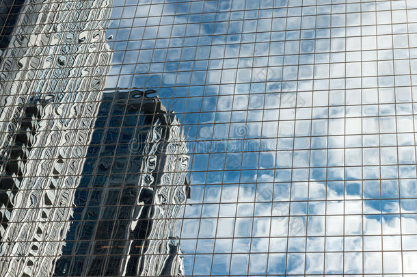未来主义的观点，玻璃摩天大楼的墙壁反映在每一个OTH