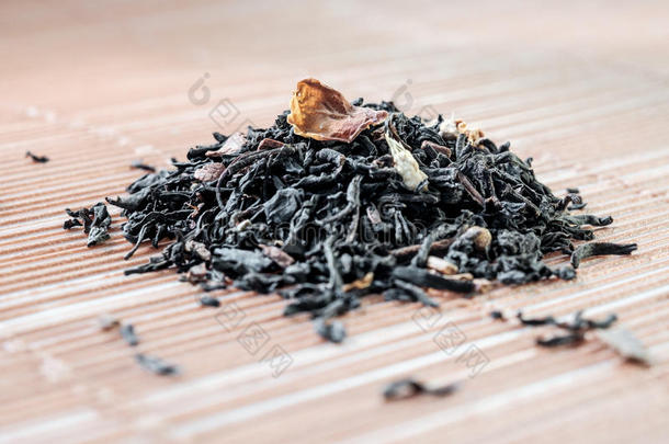 干茶叶分布在浅棕色的背景上