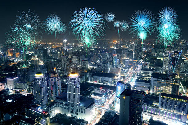 晚上在曼谷城市景观上庆祝的烟花