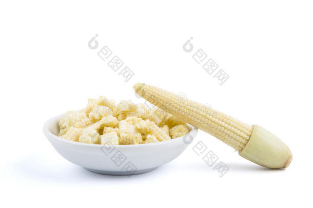把婴儿玉米切碎在一个白色的小碗里