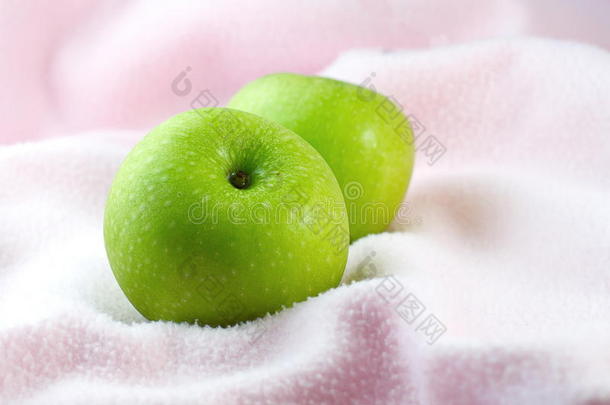 粉红色布上的绿色苹果