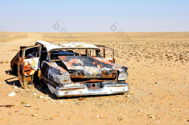 汽车残骸被遗弃在<strong>沙漠里</strong>
