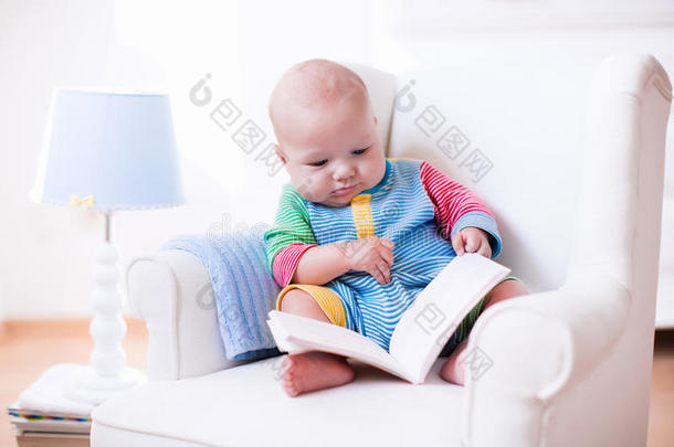 小男孩在看书