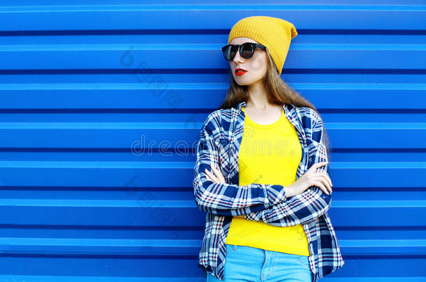 时尚<strong>潮</strong>人<strong>酷</strong>女孩戴太阳镜和五颜六色的衣服超过蓝色