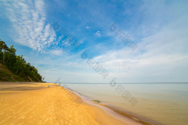 美丽的沙滩海岸线景观海滩天空