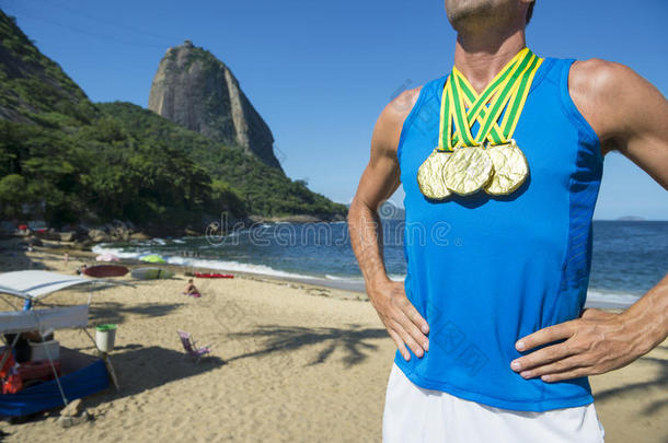 金牌运动员站在糖圈山海滩