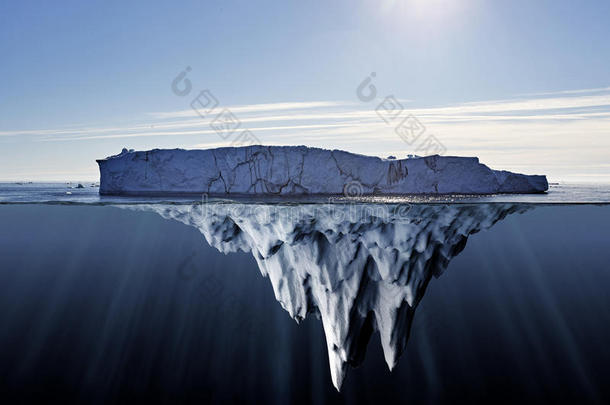 冰山的水面上方和下方