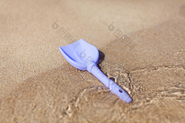 海边的蓝色玩具海滩铲子