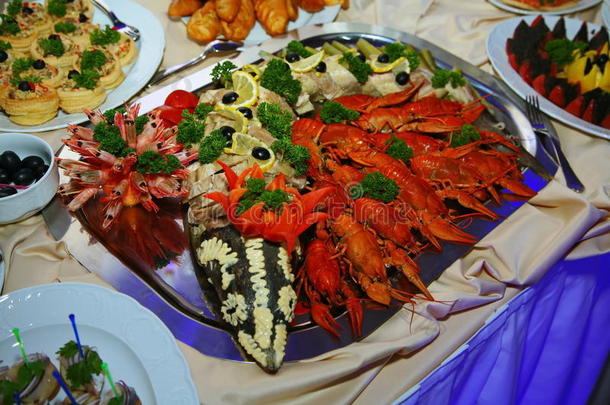 自助餐。 小吃，手指食品海鲜：煮红小龙虾，虾和填充鲟鱼在一个大的钢盘。