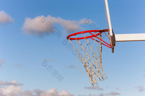 天空中的云飞进篮球圈
