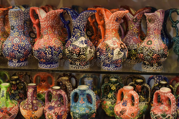 陶瓷彩绘花瓶和罐子