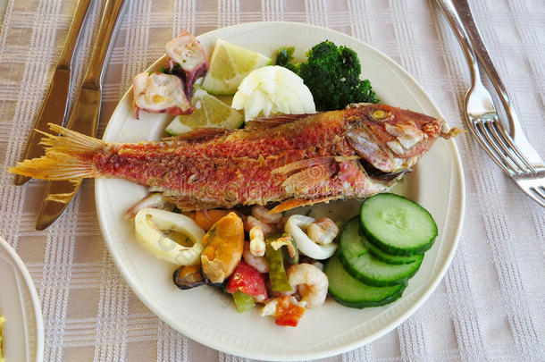 煮熟的鱼和海鲜-贻贝鱿鱼黄瓜
