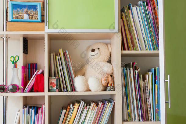 带书架、书和泰迪熊的儿童家具