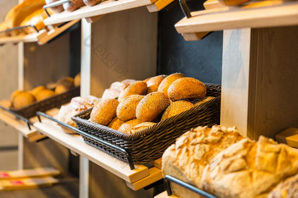 面包和面包在面包店或面包店的货架上