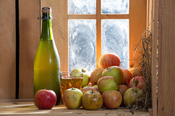 苹果和一瓶苹果酒和一杯苹果酒