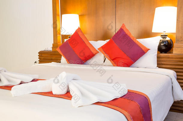 床单和红色枕头