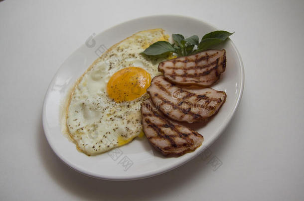 用鸡蛋和猪肉煎早餐