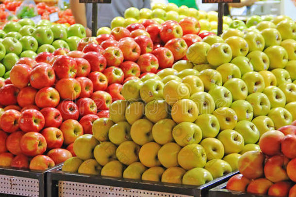 柜台上的苹果在商店，超市，零售，销售