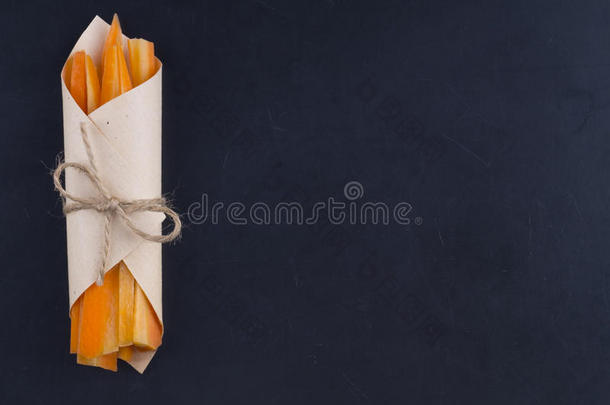 胡萝卜条打包。 胡萝卜棒用纸包着，绑着