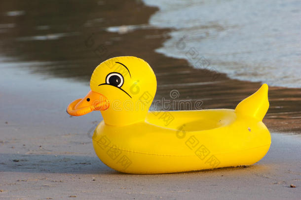 鸭子橡胶圈，海滩上的鸭子游泳圈