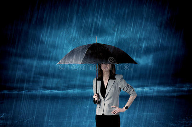 <strong>雨中撑伞</strong>的女商人